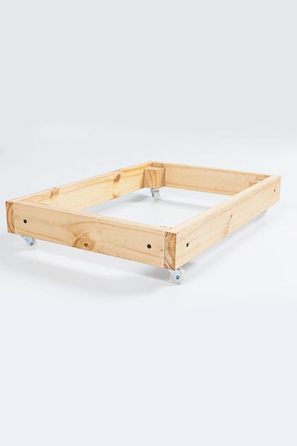 Base con ruedas y tapa de madera